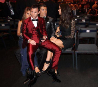 Illustration for article titled Sadly, This Great Picture Of Ronaldo Stealing Messi's Girl Is Fake
